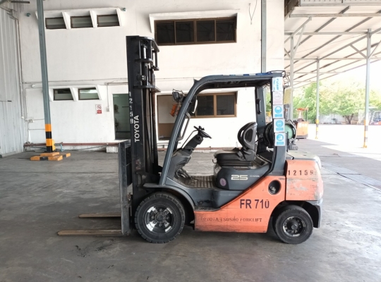 รถโฟล์คลิฟท์แก๊สโซลีนมือสอง Toyota 32-8FG25 ยกได้ 2.5 ตัน เสาสูง 4 เมตร | No 12159