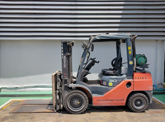 Used Forklift Toyota 32-8FG30, Gasoline/LPG Forklift, Load Capacity 3 Tons, Mast Height 3 M | No. 14141