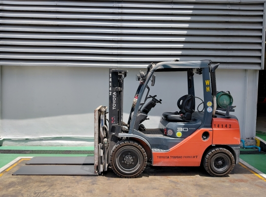 Used Forklift Toyota 32-8FG30, Gasoline/LPG Forklift, Load Capacity 3 Tons, Mast Height 3 M | No. 14142