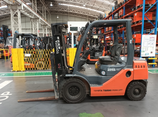 Used Forklift Toyota 62-8FD25, Diesel Forklift, Load Capacity 2.5 Tons, Mast Height 4.5 M | No. 9589