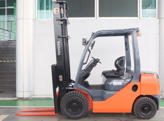 Used Forklift Toyota 72-8FD25, Diesel Forklift, 2.5 Tons Load Capacity.